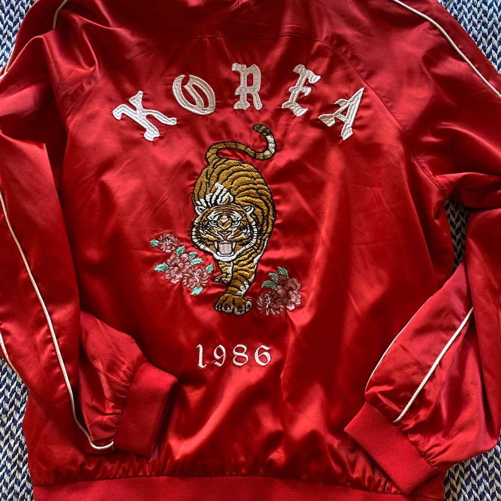 SLEEK LIGHT WEIGHT BOMBER JACKET